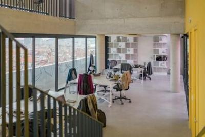 grande salle épurée avec grande table au centre - Agrandir l'image 3 sur 6, fenêtre modale