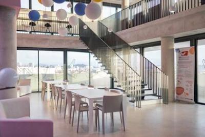 grande table et escalier menant à un étage ouvert - Agrandir l'image 3 sur 4, fenêtre modale