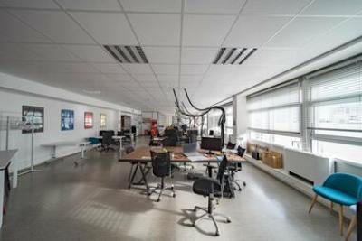 grand espace de travail avec des bureaux au centre - Agrandir l'image 5 sur 6, fenêtre modale